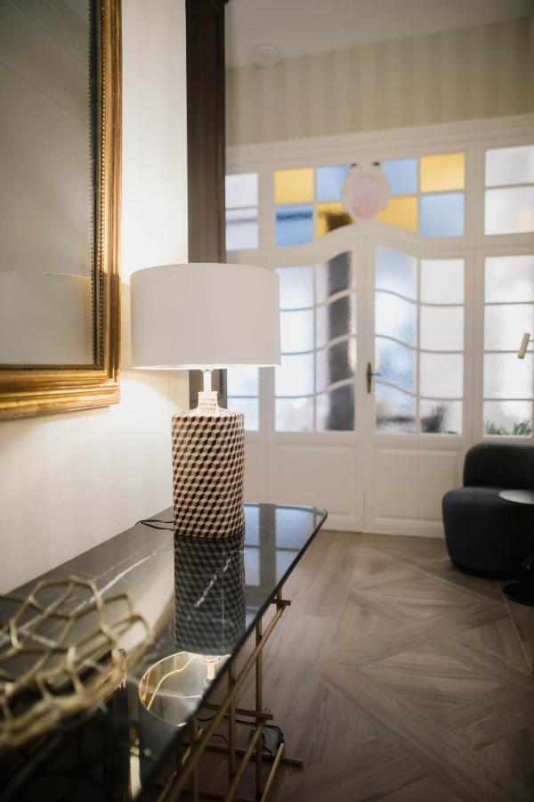 Myr Palacio Vallier Валенсия Экстерьер фото A table lamp