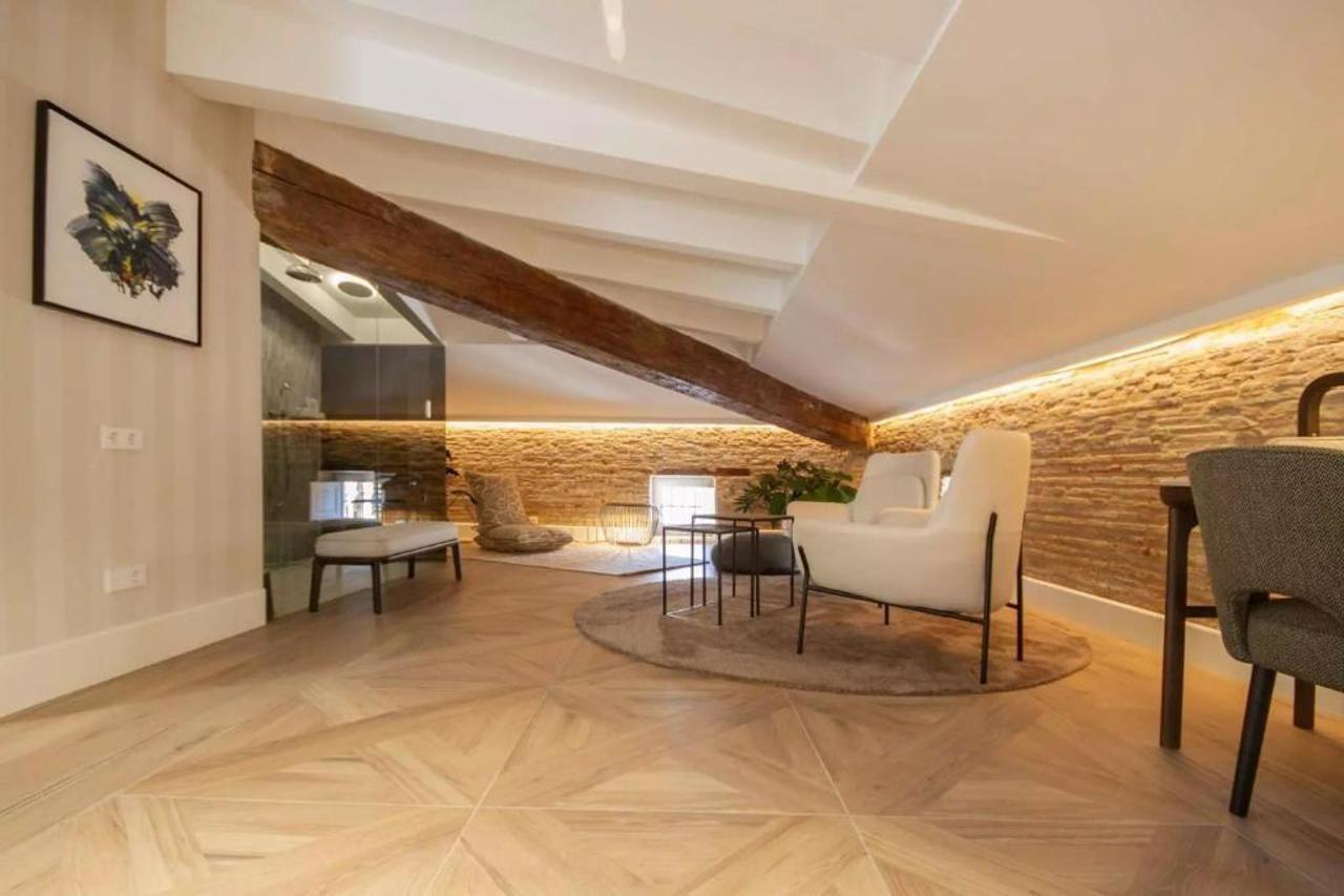Myr Palacio Vallier Валенсия Экстерьер фото A living room with a parquet floor