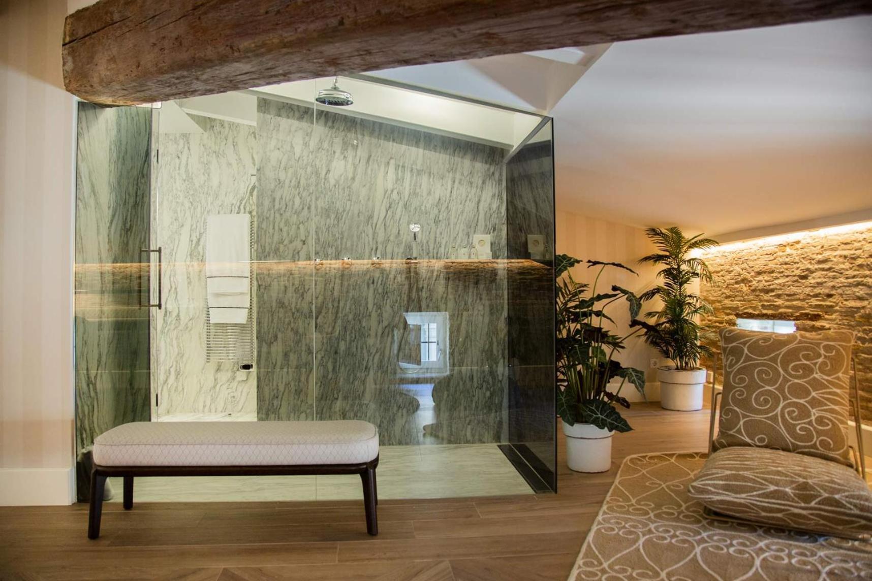 Myr Palacio Vallier Валенсия Экстерьер фото A shower enclosure