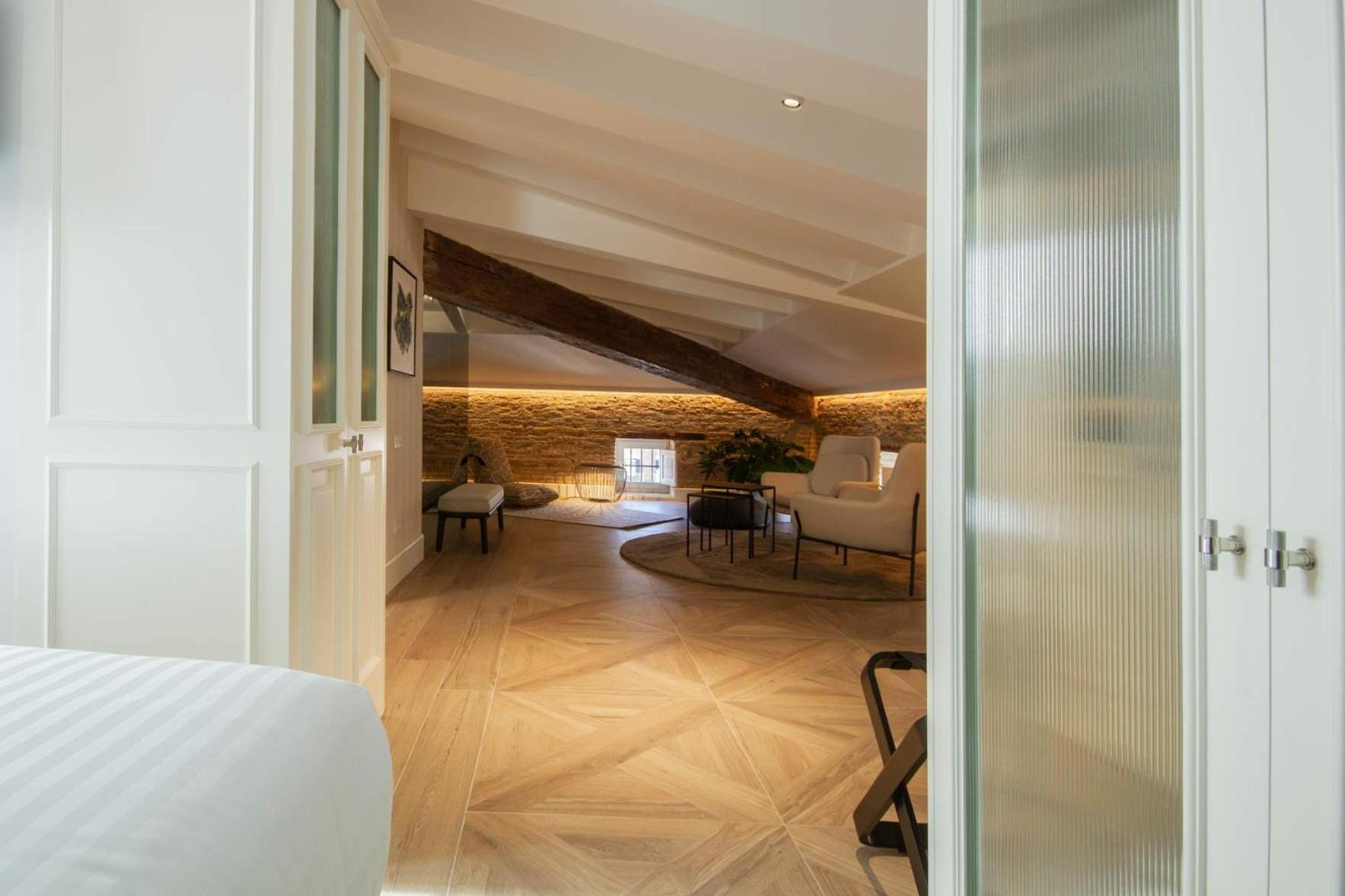 Myr Palacio Vallier Валенсия Экстерьер фото A suite at the Hotel Herzog