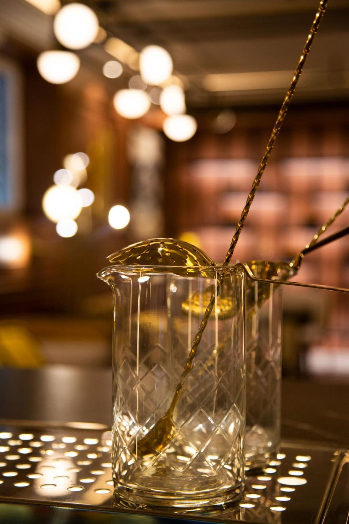 Myr Palacio Vallier Валенсия Экстерьер фото Mixing a cocktail